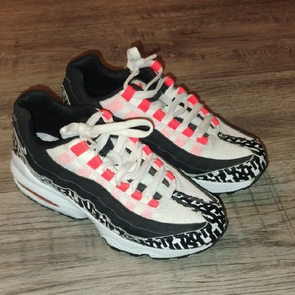 Nike Air Max 95 Print Gs Kids Sneakers in Black, Pink, and White Youth Size 5.5